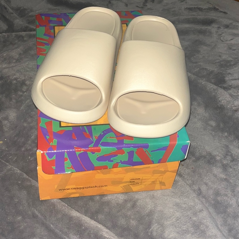 Beige Quiet Luxury Style Slides - Picture 3 of 12